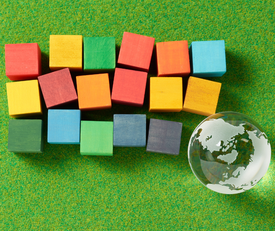 cubi colorati e sfera su un prato rimandano agli obiettivi dell'agenda 2030