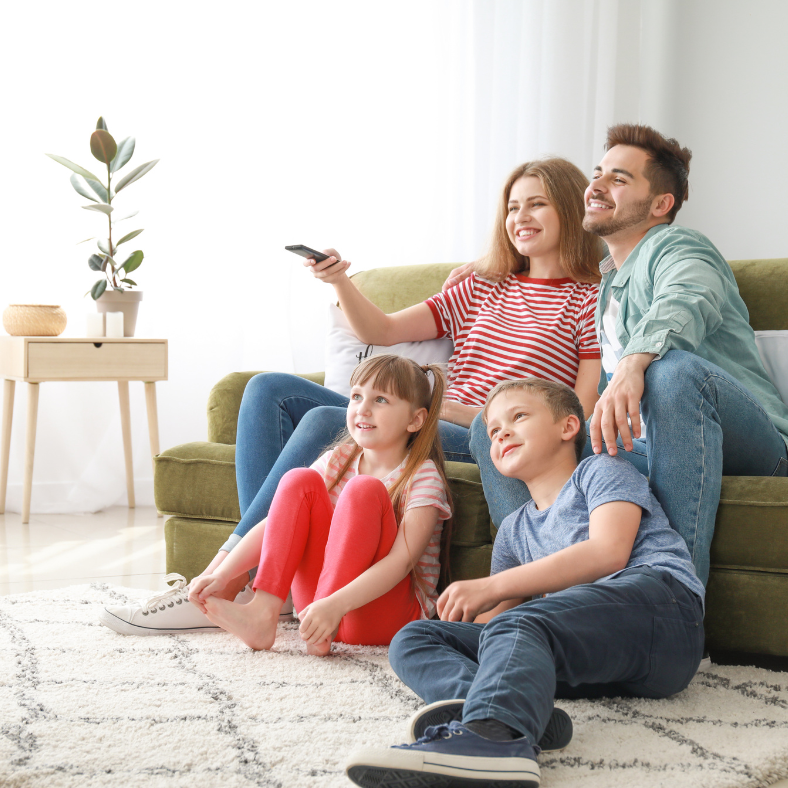 Famiglia felice in una casa con buona qualità dell'aria indoor.