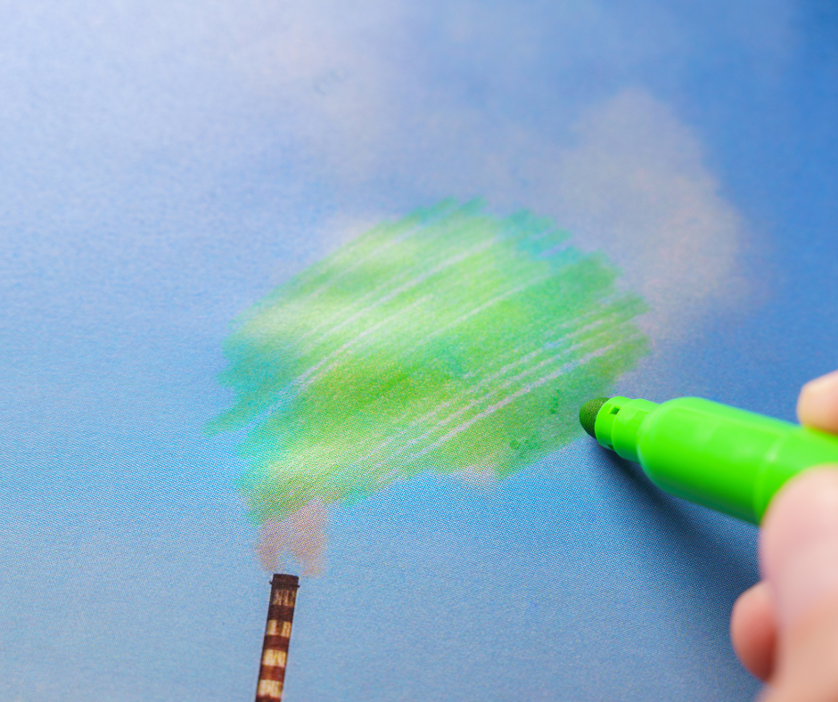 Foto di smog che esce da un'industria che viene colorato di verde a simbolo della transizione verso la sostenibilità.