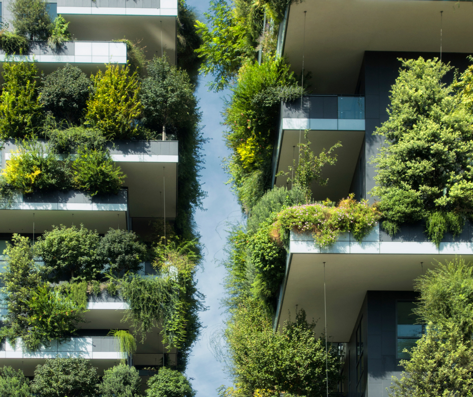 Foto di edifici smart e green costruiti in ottica sostenibile.