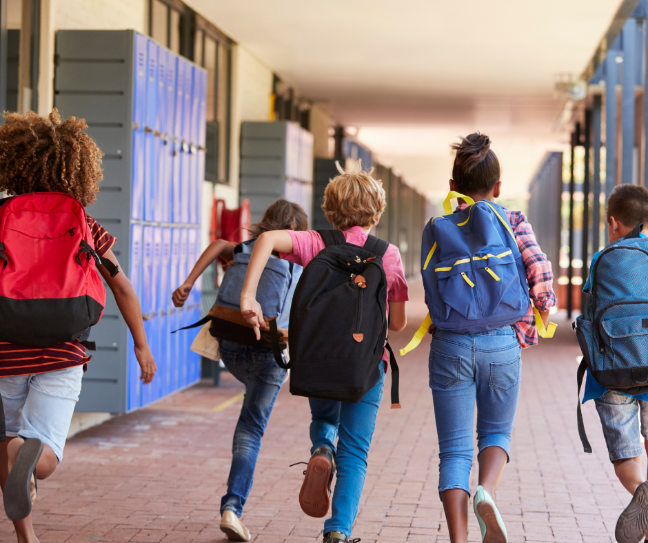 bambini felici che corrono a scuola